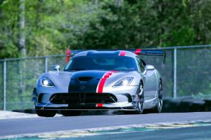 2016-Dodge-Viper-ACR-front-view-in-motion-07.jpg