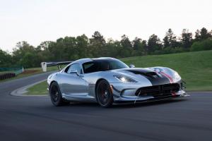 2016-Dodge-Viper-ACR-front-three-quarter-in-motion-071.jpg