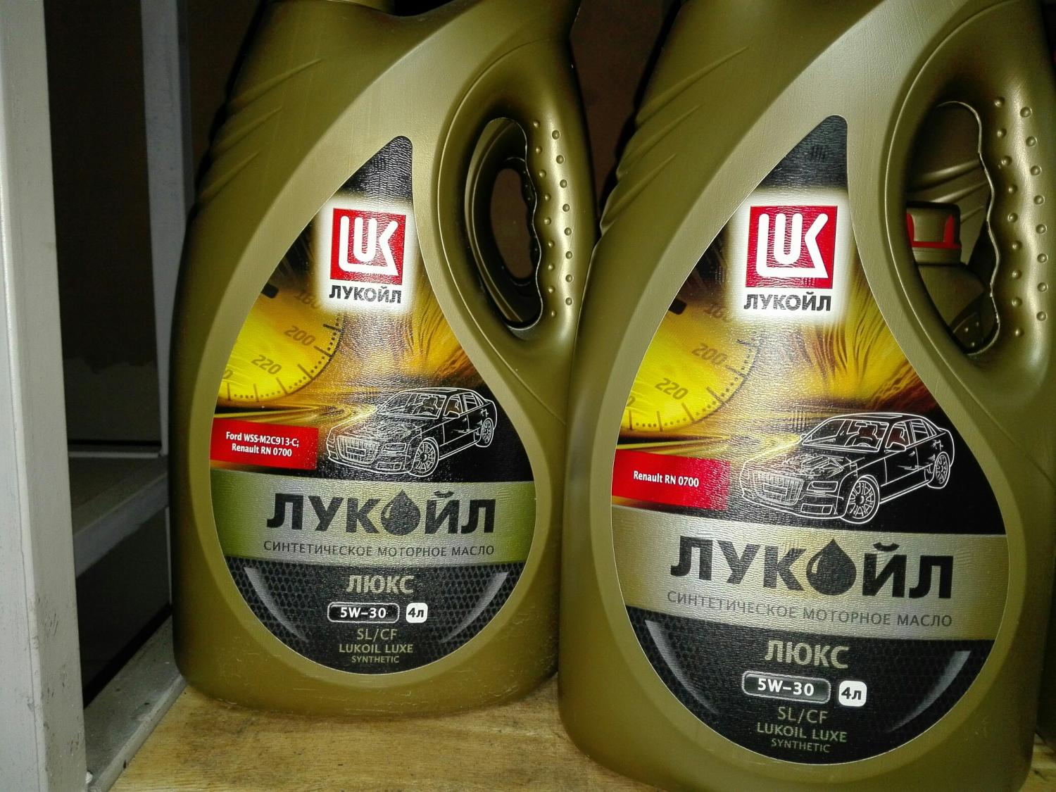 Масло полусинтетика тест. Моторное масло Лукойл Люкс 5w30. Масло моторное Лукойл Luxe 10w40. Масло Лукойл 10w 40. Lukoil Luxe 10w-40 синтетика.