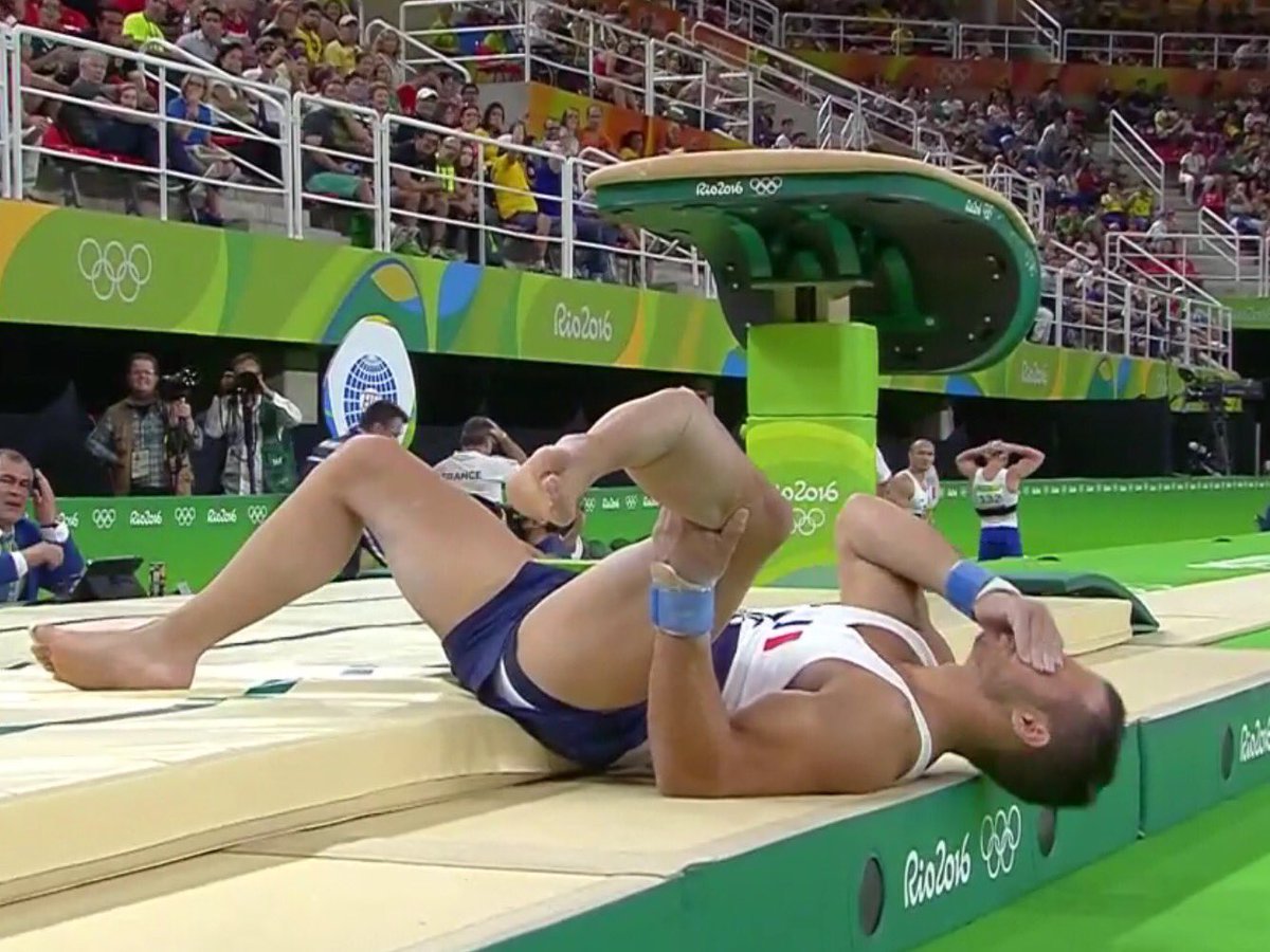 Французский терпеть. Гимнаст Самир АИТ Саид. Гимнаст сломал ногу на Олимпиаде в Рио. Спортсмен сломал ногу на Олимпиаде. Французский гимнаст сломал ногу на Олимпиаде 2016 в Рио.
