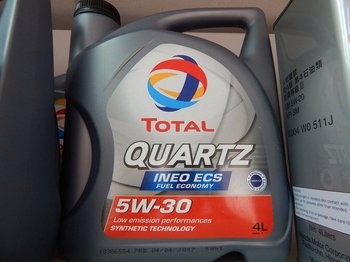 total-maslo-motornoe-quartz-ineo-ecs-5w30-4l.jpg