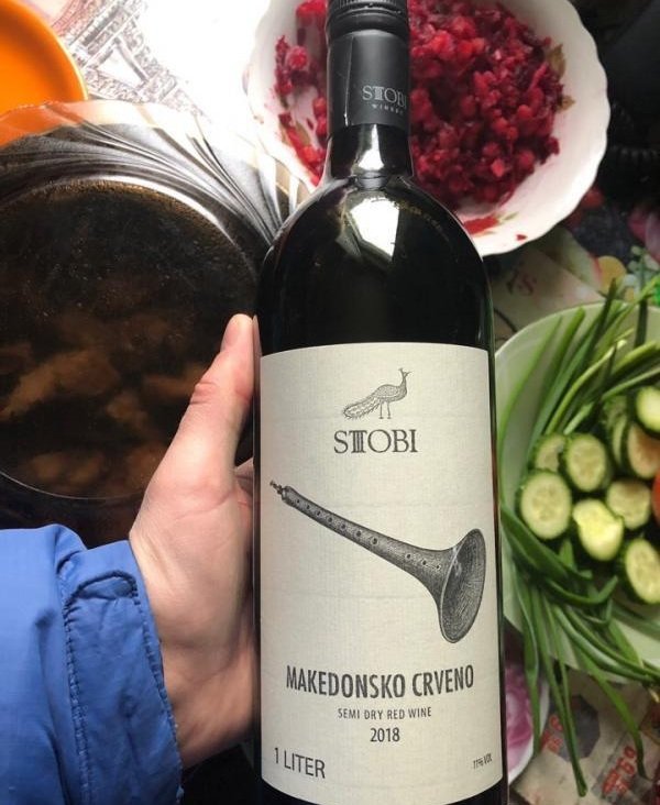 Вино stobi. Македонское красное вино Стоби. Македонское вино Stobi красное. Вино македонское Stobi, 1л. Вино Стоби македонское красное полусухое.