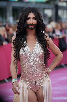 Life_Ball_2013_-_magenta_carpet_Conchita_Wurst.thumb.jpg.deba82a250f3c0da2cad9c61ca861011.jpg