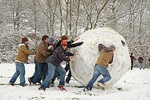 220px-Giant_snowball_Oxford.jpg.ae2610f2fc1ff221aa74afa3c08496cf.jpg