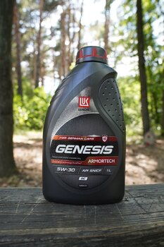 Lukoil Genesis Armortech GC 5W-30 photo1.JPG